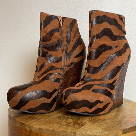 BAKERS Tiger stripe wedge ankle booties. Hidden platform. Size 9. - Picture 4 of 9